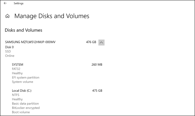 A tela "Gerenciar discos e volumes" no aplicativo Configurações do Windows 10.