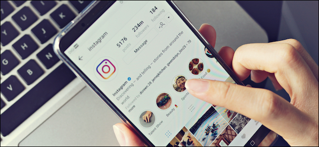 Pessoa que usa o aplicativo do smartphone para desativar temporariamente sua conta do Instagram