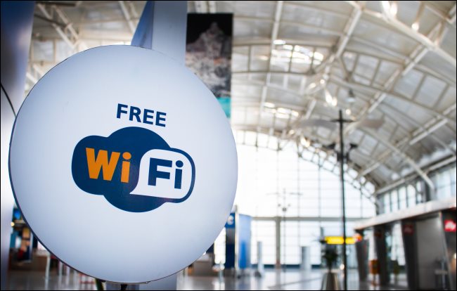 Um sinal de Wi-Fi grátis em um aeroporto.