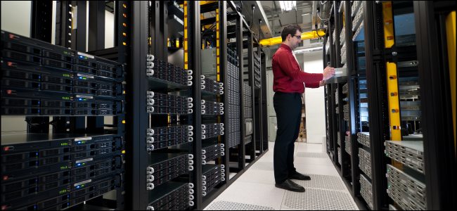 Um administrador de TI instalando um servidor montado em rack em um data center.