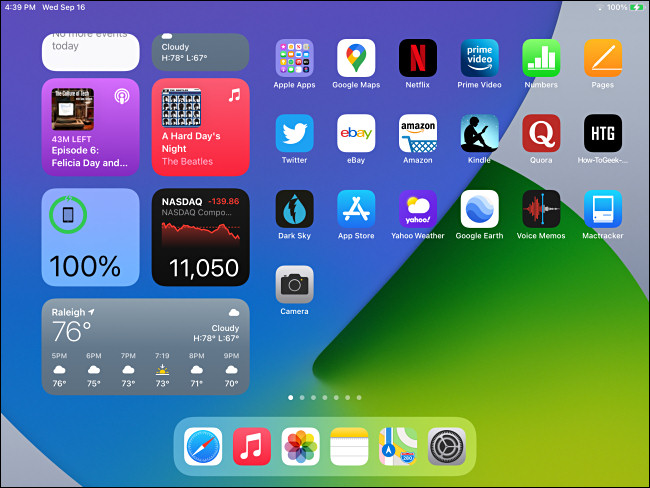 A tela inicial do iPadOS 14 com widgets Today View visíveis.