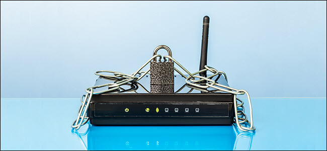 Roteador, corrente e trava.  Rede Wi-Fi protegida por senha