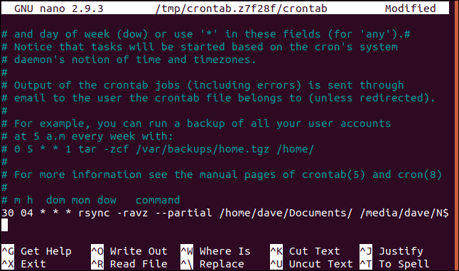 crontab aberto em nano em uma janela de terminal