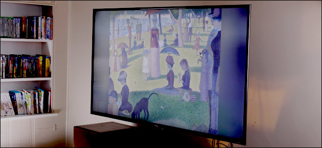 Uma TV da TCL exibindo "A Sunday on La Grande Jatte"