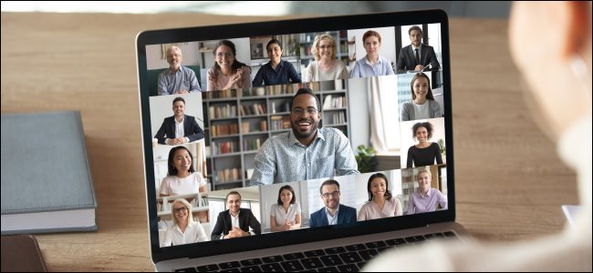 Um homem em uma videochamada do Google Meet em seu laptop.