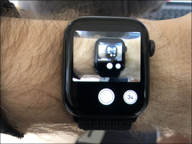 Um Apple Watch no braço de um homem tirando uma foto.