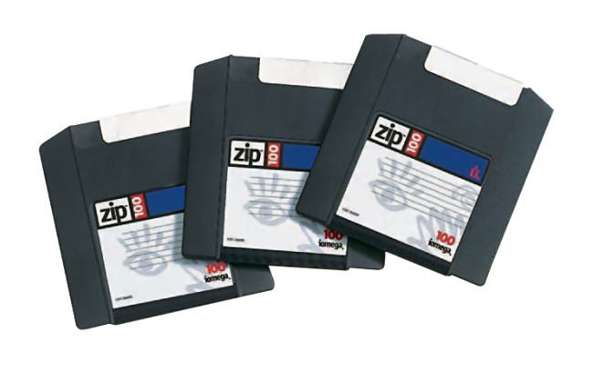 Três discos Zip Iomega de 100 MB.