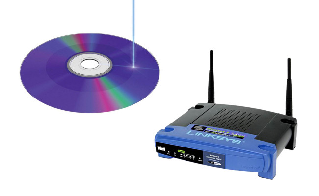 Um CD-R próximo a um roteador Linksys.