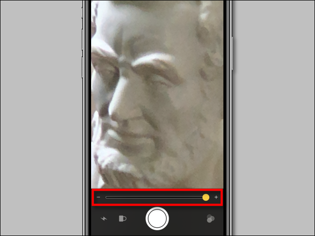 Usando o controle deslizante de zoom na lupa no iPhone
