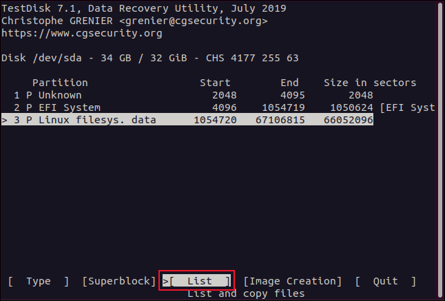 O menu de seleção de partição em testdisk em uma janela de terminal.