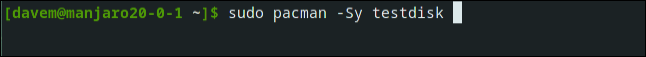 sudo pacman -Sy testdisk em uma janela de terminal.