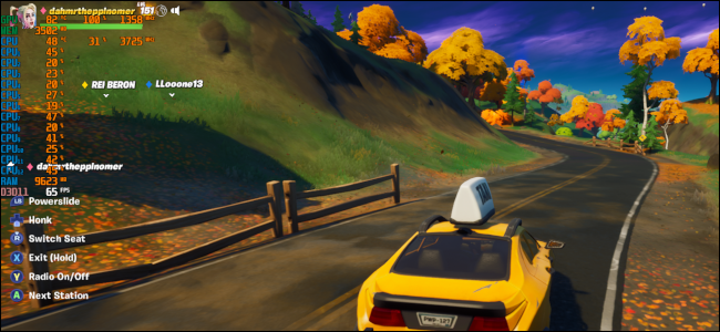 Um táxi amarelo dirigindo por uma estrada secundária de outono em "Fortnite".