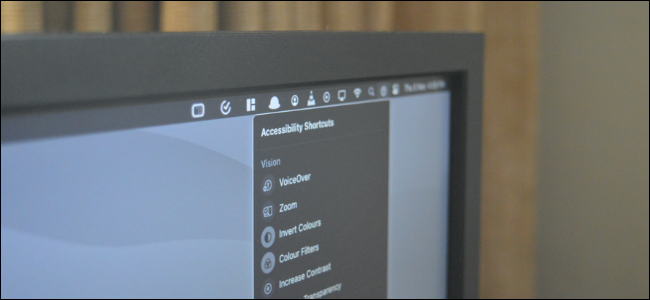 Usuário Mac acessando atalhos de acessibilidade na barra de menus