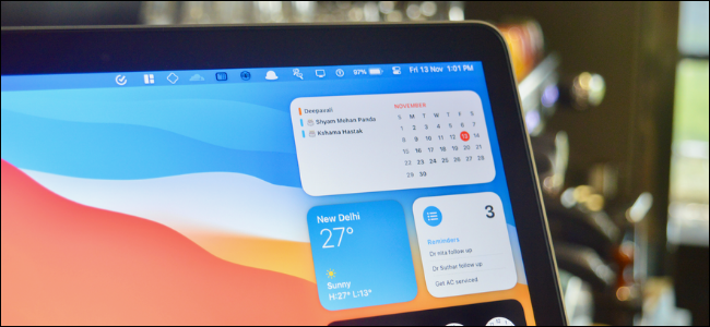 Usuário de Mac usando widgets no macOS Big Sur