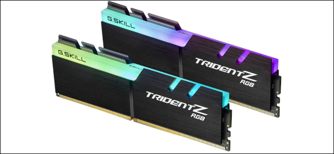 Dois G.Skill Trident-Z RAMs com LEDs RGB integrados na parte superior.