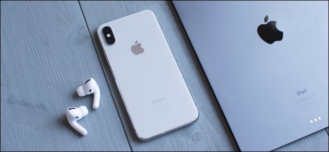 AirPods ao lado de um iPhone e iPad