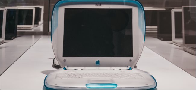Um laptop iBook da Apple em um museu.