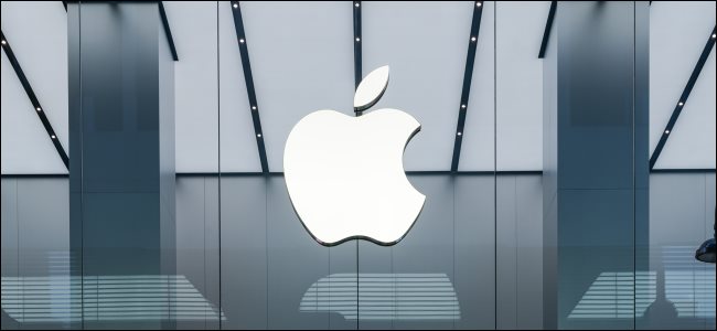 Um logotipo da Apple em uma Apple Store