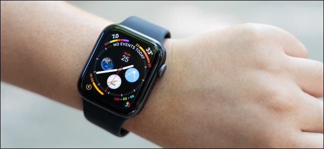 Um Apple Watch Series 4 no pulso de uma mulher.