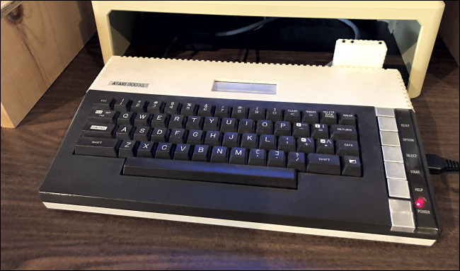 Um adaptador FujiNet instalado em um Atari 800XL.