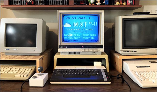 Uma previsão do tempo em um monitor de computador Atari 800XL. 