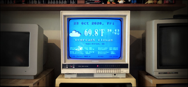 O Programa Meteorológico Atari FujiNet em execução em um monitor de computador antigo.