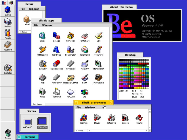 Várias janelas de arquivo são abertas no BeOS em um computador BeBox.