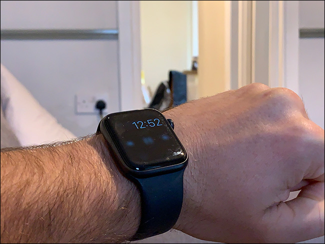 Um smartwatch no braço de um homem com um fundo ligeiramente desfocado.