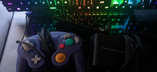 Controlador Gamecube conectado a um PC via USB