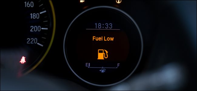 Uma mensagem "Combustível baixo" em um medidor de gás.