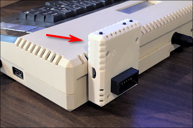 Um adaptador FujiNet conectado a um Atari 800XL.