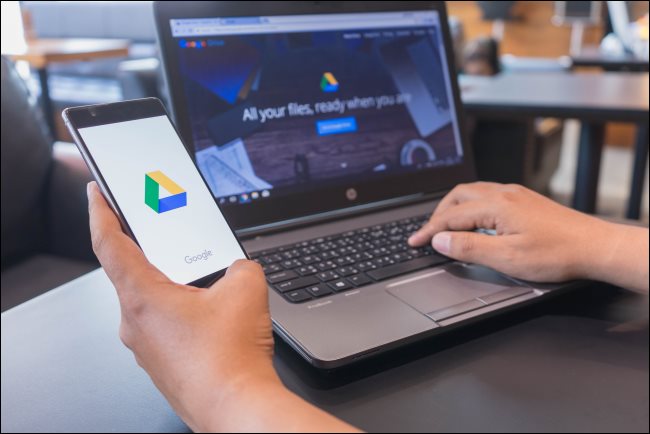 Google Drive em um smartphone e laptop
