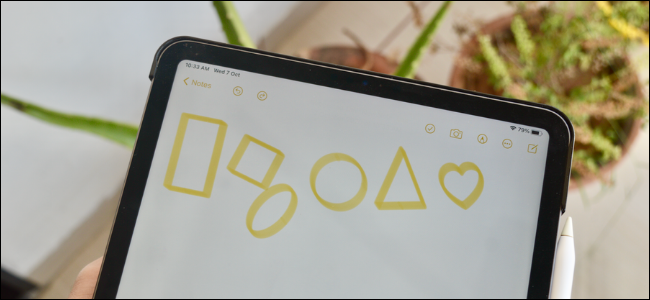 Usuário de iPad criando formas perfeitas no aplicativo Notes