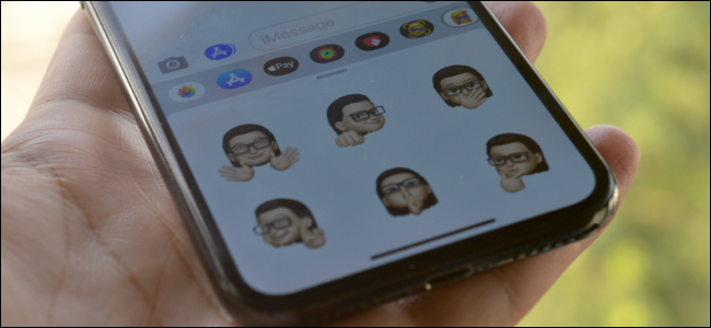 Usuário do iPhone usando adesivos Memoji