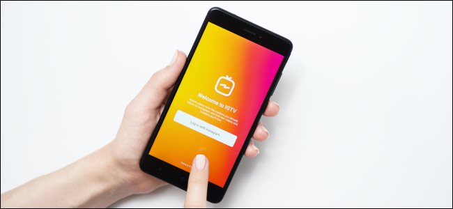 Um dedo tocando a tela de login do aplicativo IGTV em um telefone.