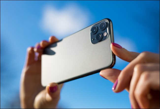 Uma pessoa tirando uma foto com um iPhone