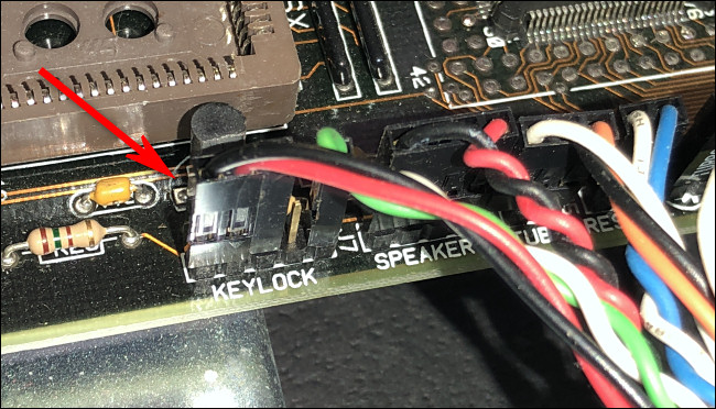 Um conector de bloqueio em uma placa-mãe 386.