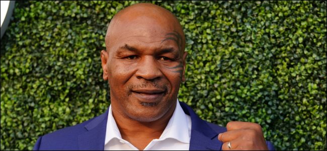 Mike Tyson com o punho levantado