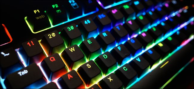 Um teclado de PC brilhante com LEDs de arco-íris.