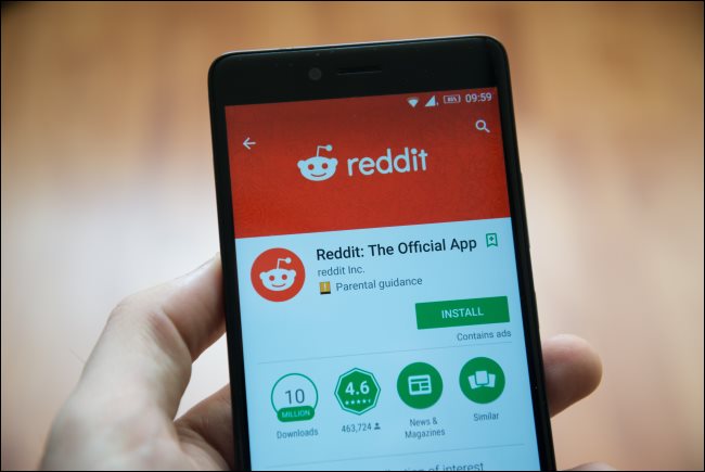 Alguém olhando para o Reddit em um telefone Android.