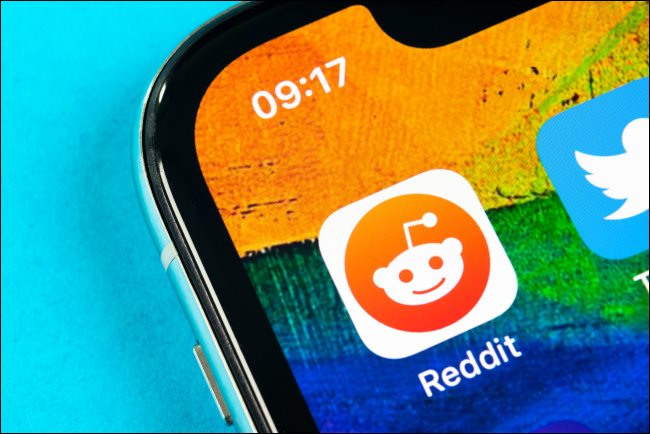 O logotipo do aplicativo Reddit na tela inicial do iPhone.