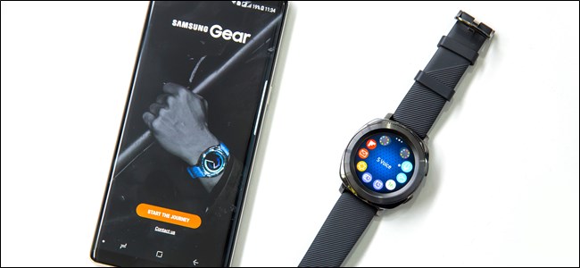 Samsung Galaxy Watch com um smartphone Android