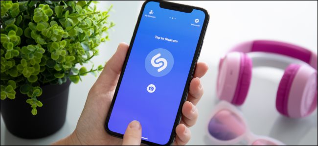 Uma pessoa usando o aplicativo Shazam em um iPhone