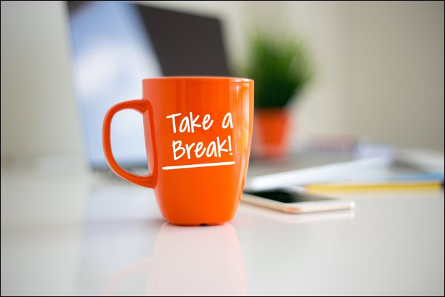 Uma caneca de café laranja com "Take a Break!"  impresso nele.