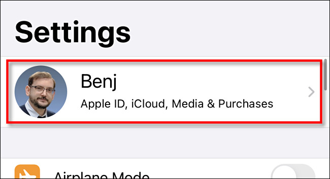 Toque no nome do seu ID Apple em Ajustes.