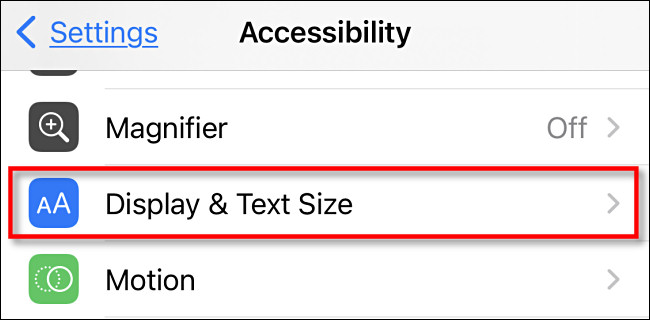 Em configurações de acessibilidade no iPhone, toque em "Tamanho da tela e do texto".