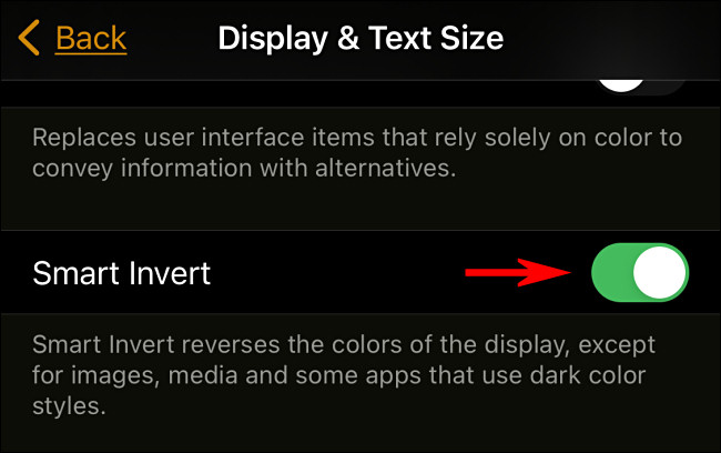 Nas configurações do iPhone, toque no botão ao lado de "Smart Invert" para ligá-lo.