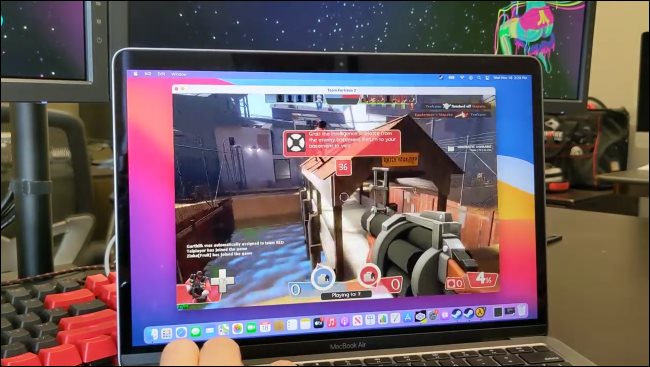 A versão do Team Fortress 2 para Windows rodando em um Mac M1 por meio do CodeWeavers CrossOver.