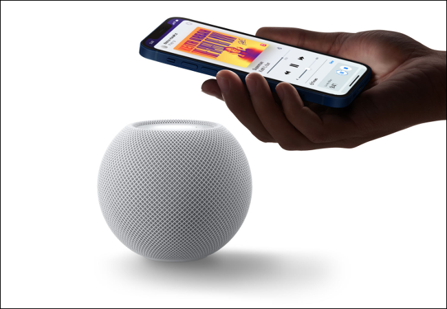 Alguém transferindo música reproduzida em um iPhone para um HomePod.