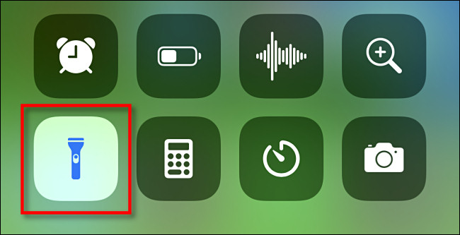 Toque no ícone da lanterna no iPhone Control Center para desligá-lo.